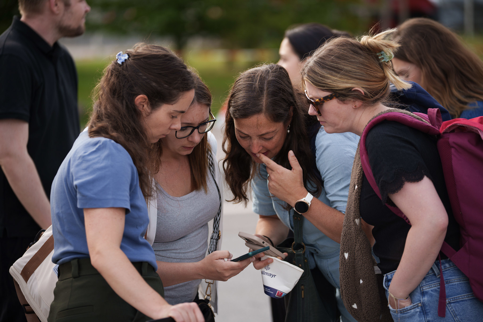 Networking auf dem TALENTpro Expofestival, Gruppe von Teilnehmenden im Austausch